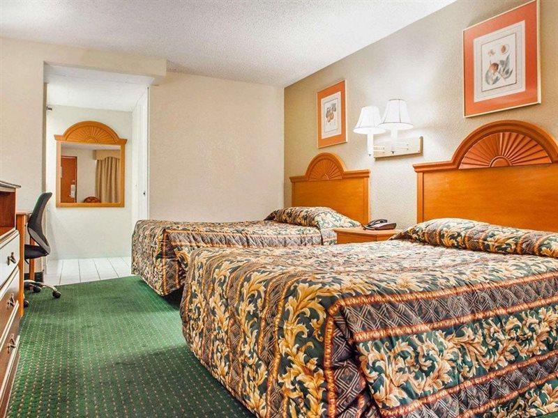 Hotel Rodeway Hwy 73 2*