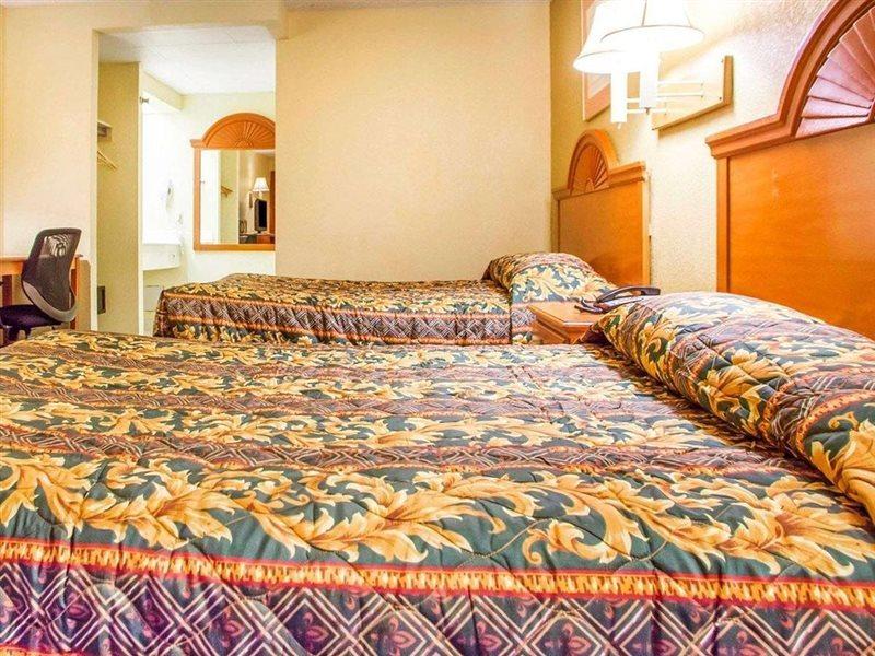 Rodeway Hwy 73 Hotel