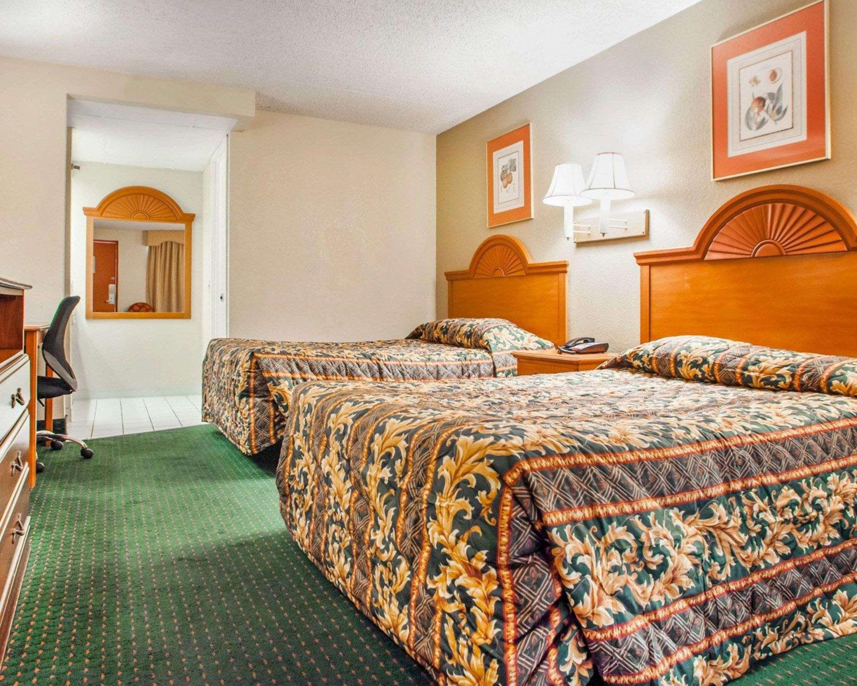 Hotel Rodeway Hwy 73 2*