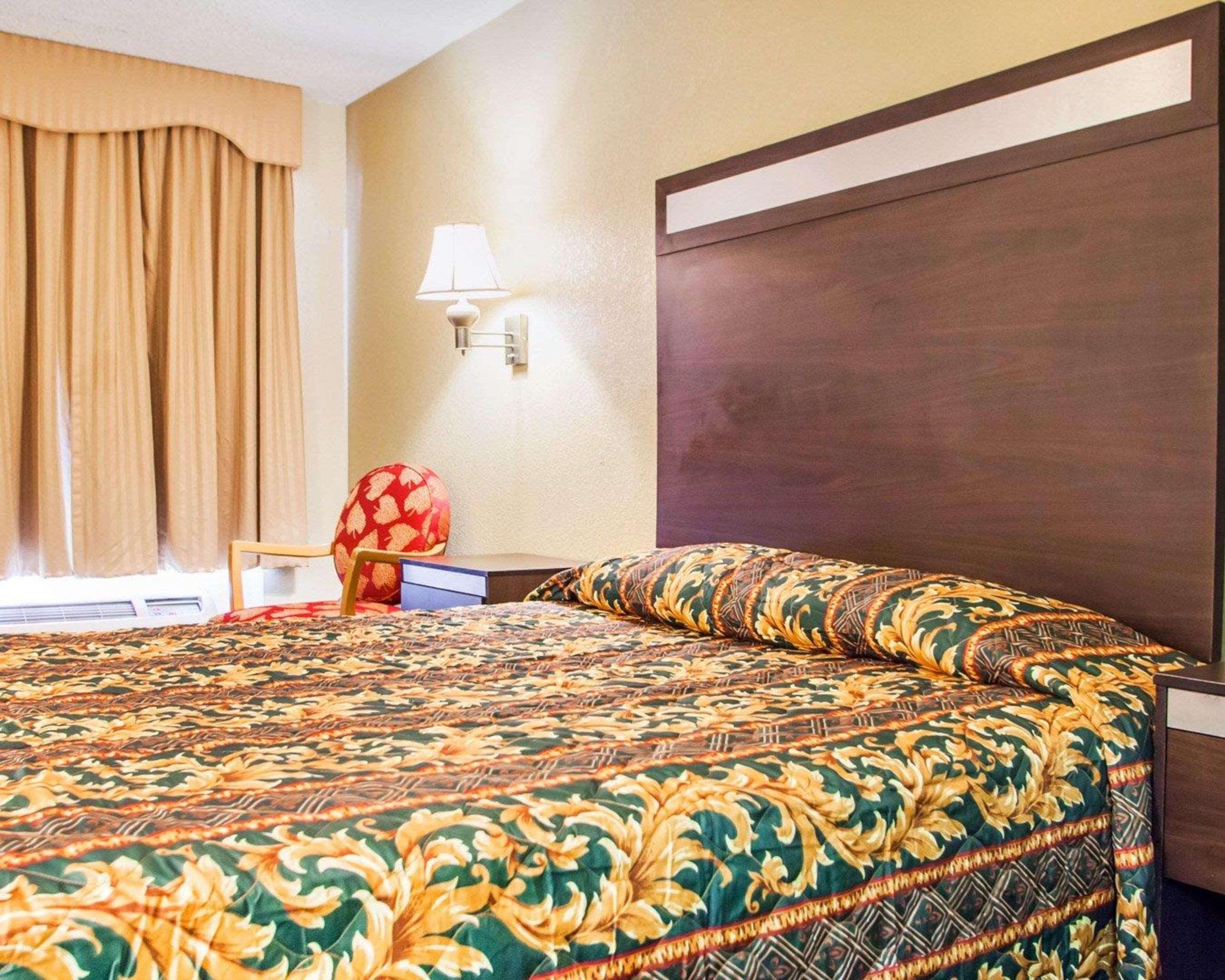 Rodeway Hwy 73 Hotel