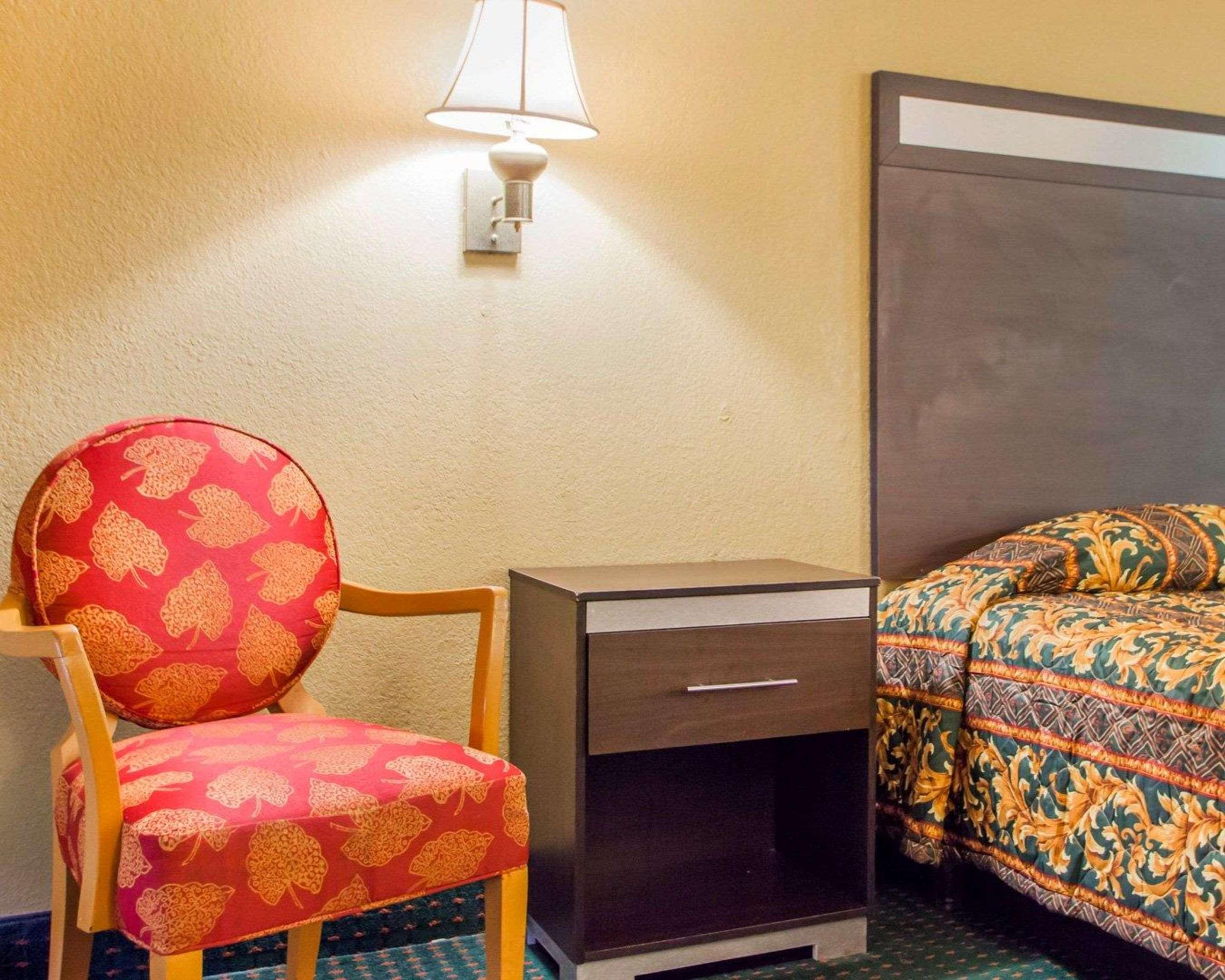 Rodeway Hwy 73 Hotel