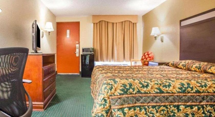 Rodeway Hwy 73 Hotel