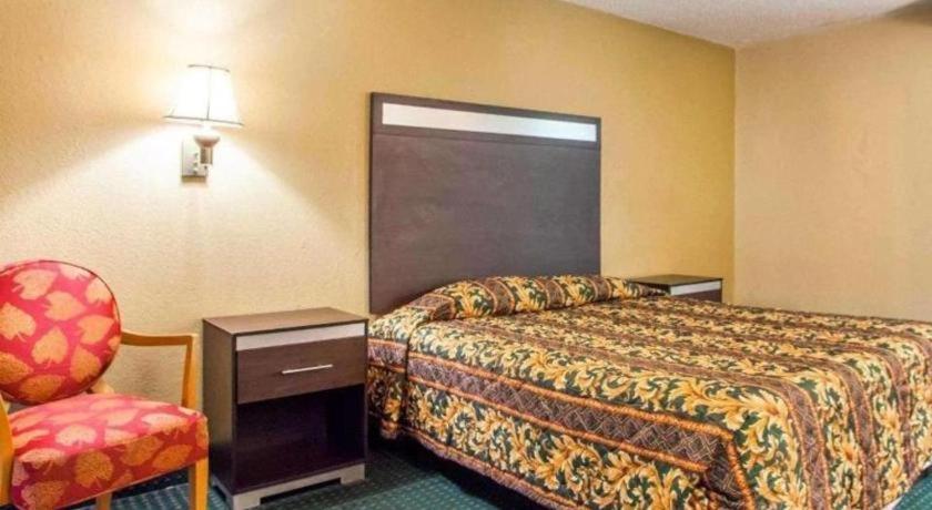 Rodeway Hwy 73 Hotel 2*