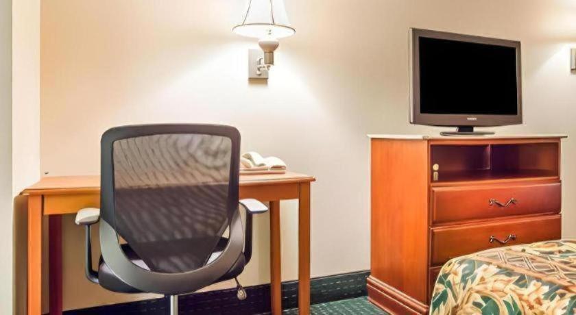 Rodeway Hwy 73 Hotel