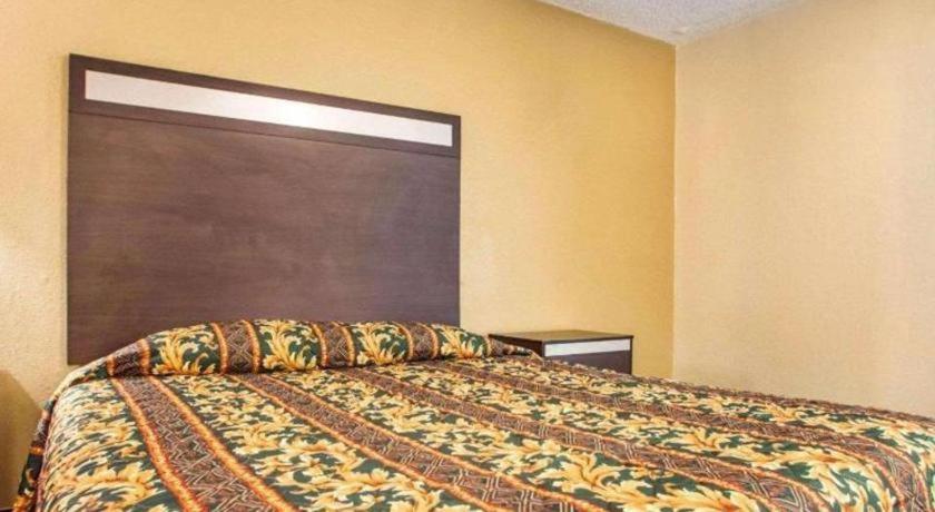 Rodeway Hwy 73 Hotel 2*