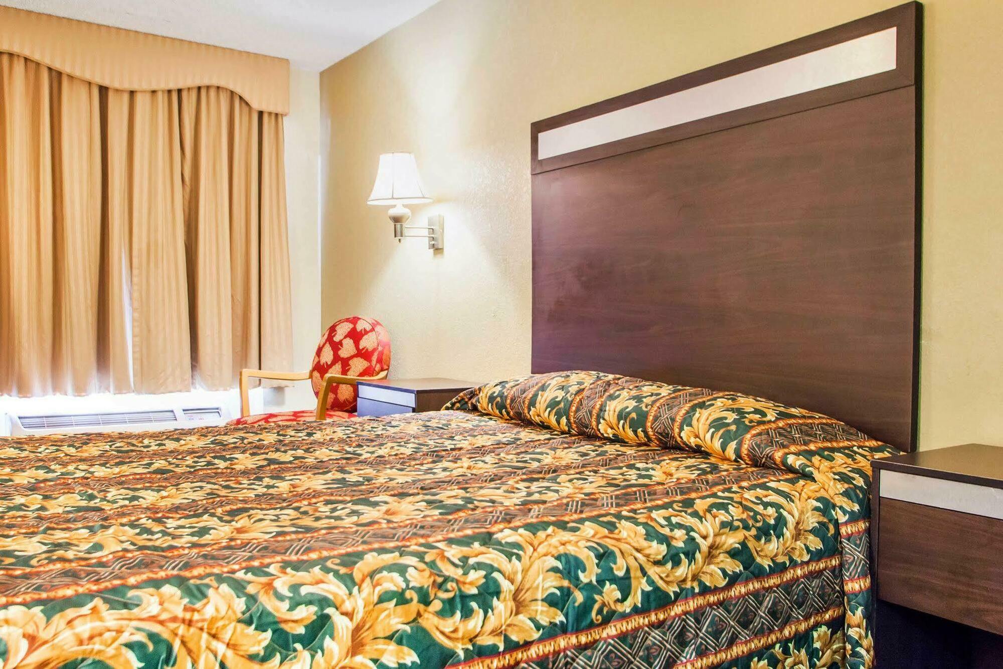 Rodeway Hwy 73 Hotel 2*